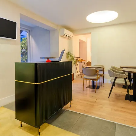 Lx51 & By Iin - Center Vendégház 4*